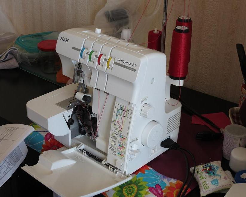 Чем оверлок отличается от швейной машины и почему он стоит на порядок дороже