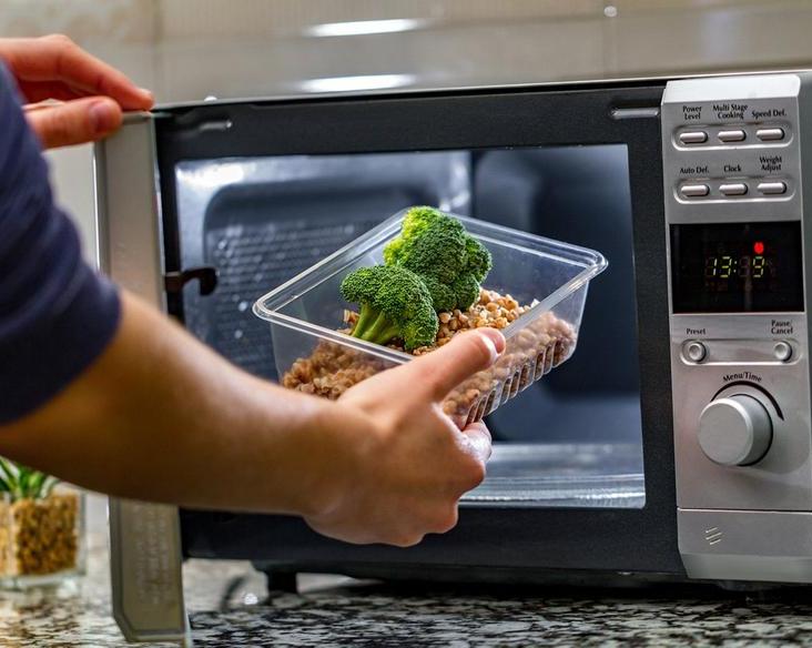 Чтобы продлить срок службы микроволновки, придется соблюдать эти пятнадцать «не»