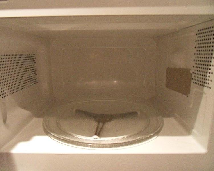 Для чего в микроволновке нужна прямоугольная пластина: так ли она важна?