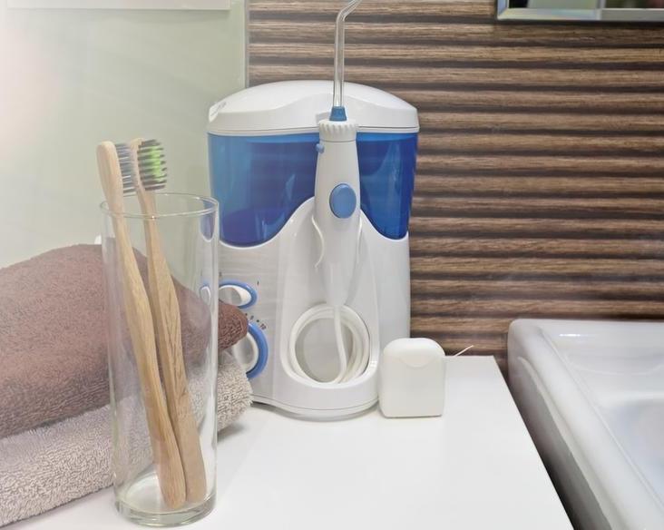 Чем ирригатор лучше зубной щётки и может ли он её заменить